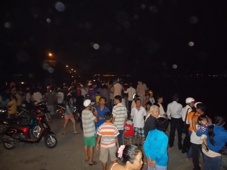 Đến tối 30/12 người dân vẫn đổ xô về phía bờ kè phường 5, TP Vĩnh Long để xem cá hô khủng