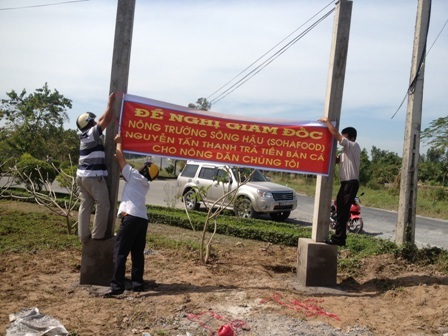 Thủy sản Sông Hậu bị nông dân căng biểu ngữ đòi nợ - 1 Nông dân căng biểu ngữ đòi nợ cá (ảnh: Sáu Nghệ - Tiền Phong)