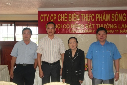 Đằng sau sự ra đi của bà Ba Sương tại Thủy sản Sông Hậu - 3 Ông Trần Văn Trí (phải) vừa được bầu giữ chức chủ tịch HĐQT Sohafood