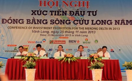 Phó Thủ tướng Vũ Văn Ninh (giữa) tham gia chủ trì hội nghị