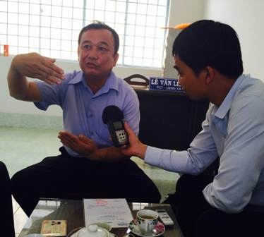 Vĩnh Long: Nhà máy rác trăm tỷ bị bỏ không bên núi rác khổng lồ - 6 Ông Lê Văn Liêm (trái) cho r
