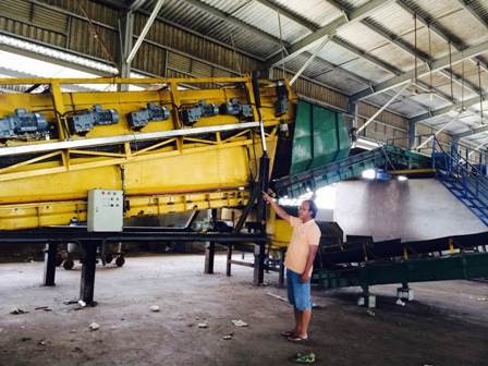 Vĩnh Long: Nhà máy rác trăm tỷ bị bỏ không bên núi rác khổng lồ - 2 Máy móc hiện đại trị giá hàng trăm tỷ của Cty Phương Thảo đang bị trùm mền vì không có rác xử lý