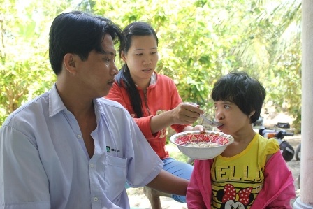 Bé Linh Đan đã 12 tuổi nhưng mọi sinh hoạt đều phụ thuộc vào người khác