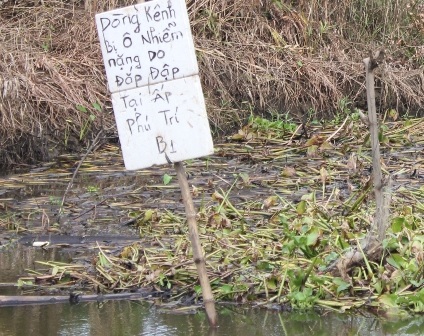 Người dân bức xúc dựng biển dòng kênh bị ô nhiễm do đắp đập