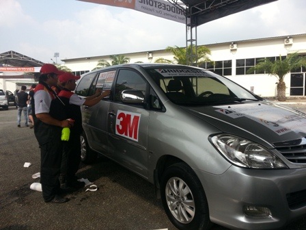 Các kỹ thuật viên đang chăm sóc xe cho các đại biểu đến dự hội thảo