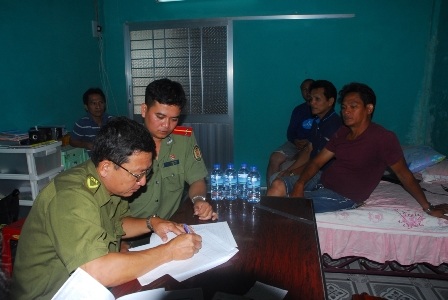 Công an lập biên bản với các thương lái Thái lan