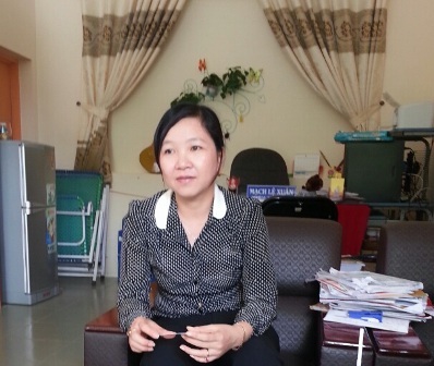 Cô Mạch Lệ Xuân - Hiệu trưởng Trường tiểu học An Nghiệp trao đổi với PV