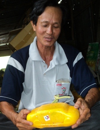 Dưa hấu "siêu xe", bưởi hồ lô "siêu độc" rục rịch đón tết - 2 Ông Liêm tạo hình dưa bán trong dịp tết