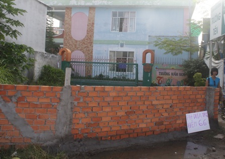 Bức tường mới xây ngăn lối vào Trường mầm non Tuổi Ngọc.