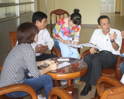 Ông Nguyễn Quang Duy và ông Nguyễn Văn Kết trả lời phóng viên sáng 16/12.