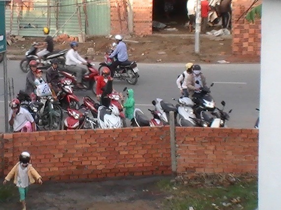 Sáng 16/12, nhiều phụ huynh, học sinh nháo nhào khi cổng chính vào trường bị xây bít.