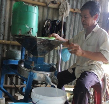 Xay bột để chuẩn bị làm bánh tráng