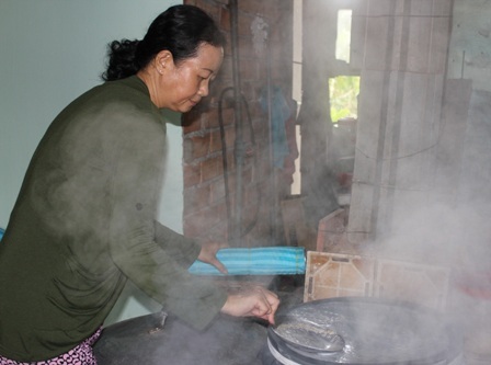 Cho bột vào mâm hấp tráng tráng đều để chiếc bánh hình tròn.