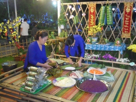 Tưng bừng ngày hội bánh dân gian - 1 Các nghệ nhân đang gói bánh