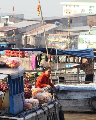 Cuối năm lênh đênh cùng chợ nổi - 2 Mỗi chiếc ghe đều có cây bẹo để treo món đồ cần bán