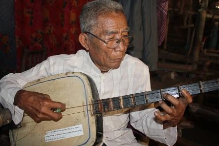Nghệ nhân cuối cùng giữ gìn di sản Chầm riêng Chà pây - 1 Nghệ nhân Thạch Mâu đang biểu diễn Chầm riêng Chà pây.