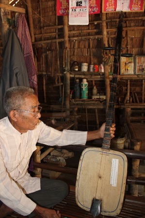 Nghệ nhân cuối cùng giữ gìn di sản Chầm riêng Chà pây - 3 Cây đàn Chà pây cổ quý hiếm của nghệ nhân Thạch Mâu
