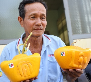 Khan hiếm dưa hấu hình thỏi vàng bán Tết - 1 Ông Liêm với sản phẩm dưa hấu hình thỏi vàng độc đáo của mình