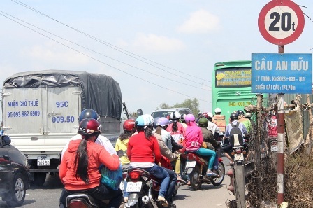 Xe tải, xe khách phải xếp hàng dài để chờ qua cầu