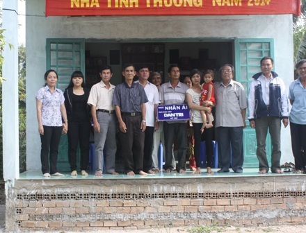 Chính quyền địa phương, PV báo Dân trí chụp hình lưu niệm trước căn nhà mới