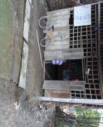 Căn nhà cũ kĩ rách nát mà gia đình chị Phượng ở nhờ của người bà con bao năm qua