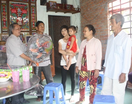 Nhà báo Phan Huy trao quà đến gia đình chị Phượng