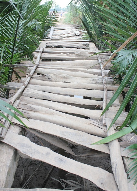 Cầu chỉ là những mảnh ván cũ ghép lại một cách sơ sài.