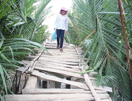 Cầu chỉ là những mảnh ván cũ ghép lại một cách sơ sài.