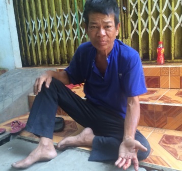 Cuộc đời buồn của người đàn ông từng trúng 5 vé số độc đắc - 1 Anh Hòa tiếp xúc với PV Dân trí