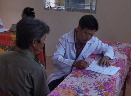 Bác sĩ Phú đang khám bệnh cho người nghèo 