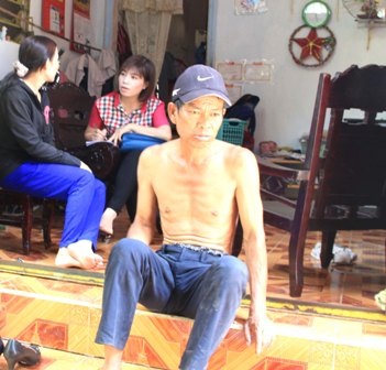 Cuộc đời buồn của người đàn ông từng trúng 5 vé số độc đắc - 4 Chị Phương đang rửa vết thương cho chồng