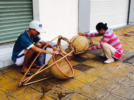 Mẹ con người phụ nữ này chọn cả đôi quang gánh