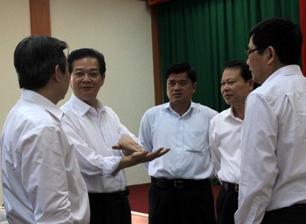 Thủ tướng Nguyễn Tấn Dũng, trao đổi bên lề hội nghị