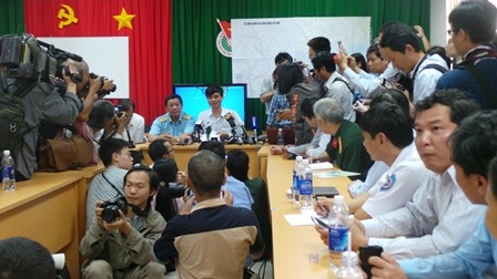 Máy bay mất tích: Phóng viên cũng “căng như dây đàn” - 4 Thứ trưởng Bộ GTVT trong vòng vây của báo chí