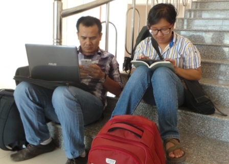 Máy bay mất tích: Phóng viên cũng “căng như dây đàn” - 2 Phóng viên Lam Hiếu (áo đen) đã trực chiến ở đảo Phú Quốc suốt mấy ngày qua