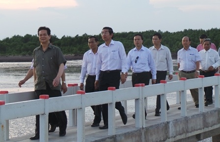 Thủ tướng Chính Phủ Nguyễn Tấn Dũng thăm nhà máy điện gió Bạc Liêu - 2 Thủ tướng Chính phủ đến thăm nhà máy điện gió Bạc Liêu chiều 25/4