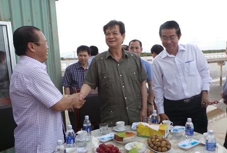 Thủ tướng Chính Phủ Nguyễn Tấn Dũng thăm nhà máy điện gió Bạc Liêu - 3 Thủ tướng đề nghị lãnh đạo địa phương, nhà máy cần phát huy hơn nữa lợi thế của mình