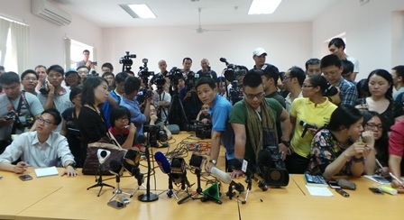 Máy bay mất tích: Phóng viên cũng “căng như dây đàn” - 6 120 PV đăng ký tác nghiệp tại Sở chỉ huy tiền phương Phú Quốc