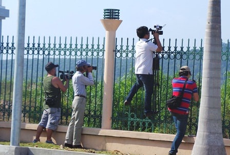 Máy bay mất tích: Phóng viên cũng “căng như dây đàn” - 9 Tác nghiệp trong mọi tư thế, mọi vị trí