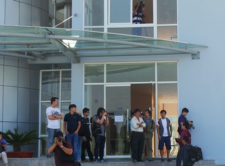 Máy bay mất tích: Phóng viên cũng “căng như dây đàn” - 7 Tác nghiệp trong mọi tư thế, mọi vị trí