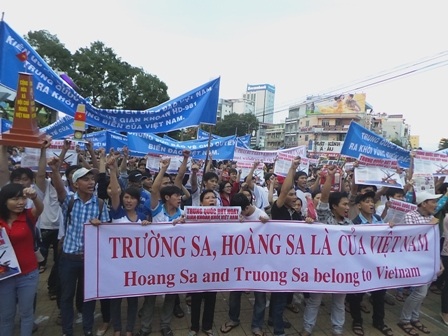 Người dân tuần hành đòi lại Hoàng Sa