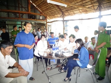 Ông Đỗ Văn Ơn (áo xanh) bức xúc nói