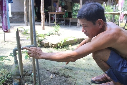 Người dân khoan giếng, dùng ống nhựa đưa khí mê
tan vào nhà