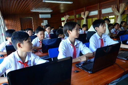 Học sinh rất thích thú với trang thiết bị hiện đại ở trường học nổi.