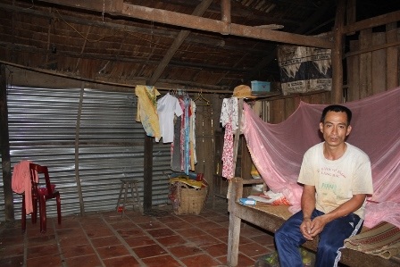 Căn nhà lụp xụp của anh Lanh chẳng còn gì để bán