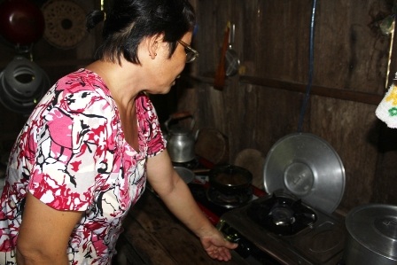 Gia đình bà Sâm sử dụng bếp gas từ nguồn khí mê
tan khoan dưới lòng đất