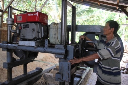Ông Phương bên chiếc
máy cưa được tổ chức IFAD hỗ trợ giúp rất nhiều cho người dân trong làng mộc