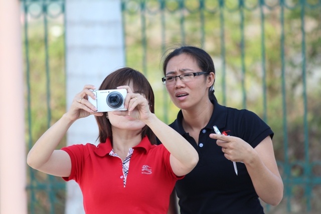 Máy bay mất tích: Phóng viên cũng “căng như dây đàn” - 1 Phóng viên Lam Hiếu (áo đen) đã trực chiến ở đảo Phú Quốc suốt mấy ngày qua