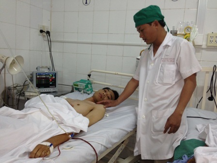 Cần Thơ: Lần đầu tiên phẫu thuật nội soi cho bệnh nhân bị đa Polyp - 1 BS La Văn Phú thăm khám bệnh nhân sau khi mổ