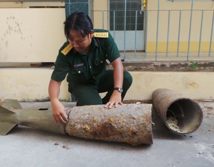 Xử lý thành công 5 quả bom còn sót lại từ thời chiến - 1 Bộ chỉ huy QS TP Cần Thơ đang phục chế quả bom vừa được xử lý để đưa vào phòng trưng bày